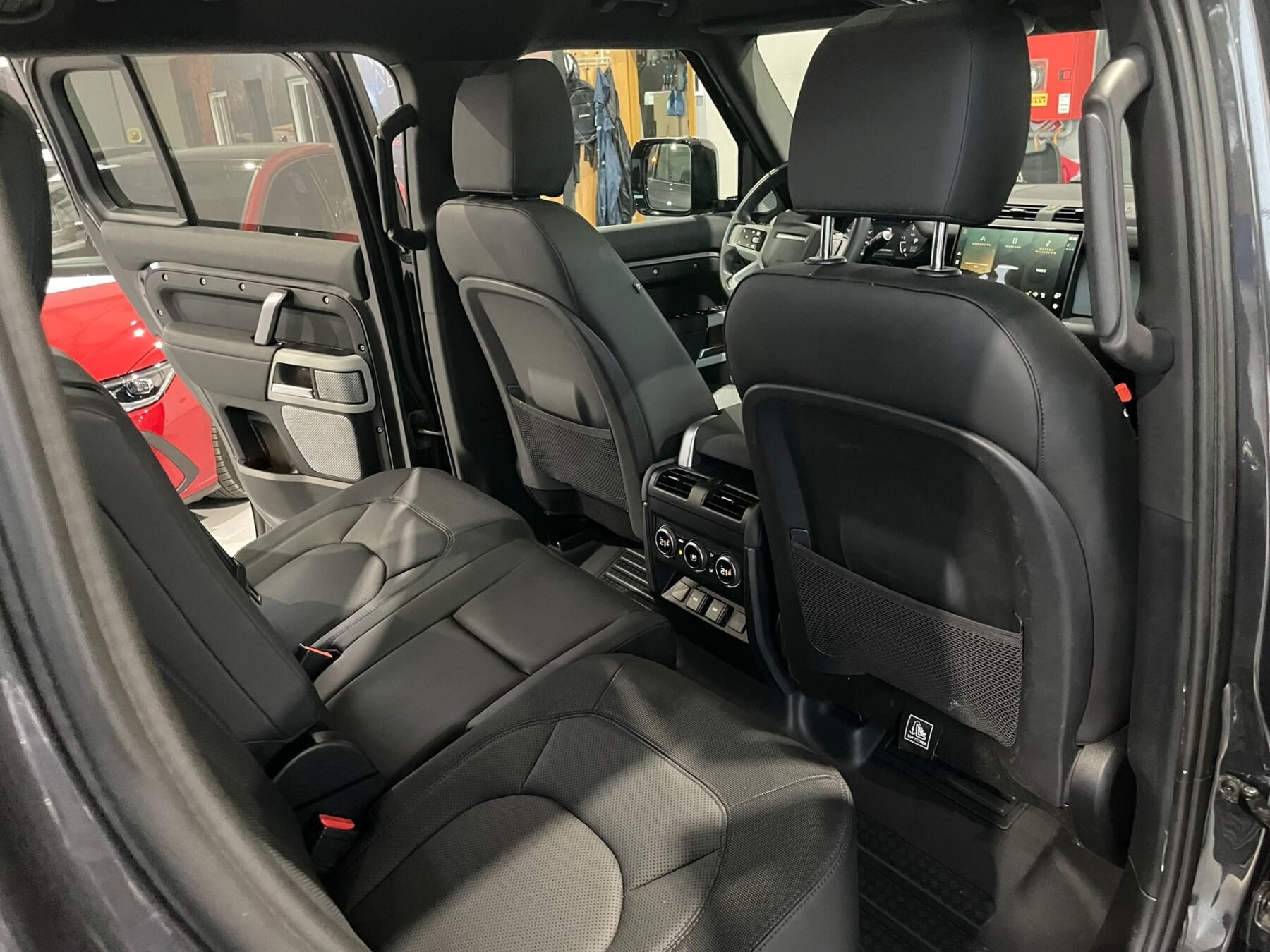 LAND-ROVER Defender 3.0D I6 250 XDynamic SE 130 AT 4WD MHEV