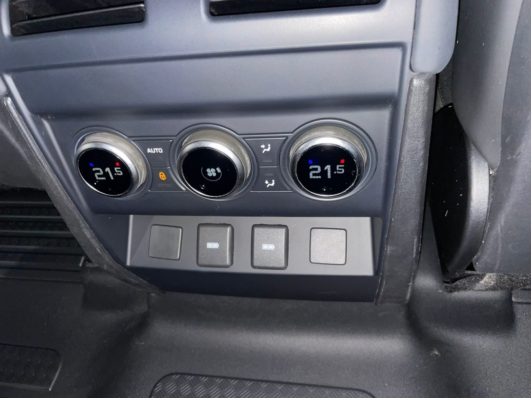 LAND-ROVER Defender 3.0D I6 250 XDynamic SE 130 AT 4WD MHEV