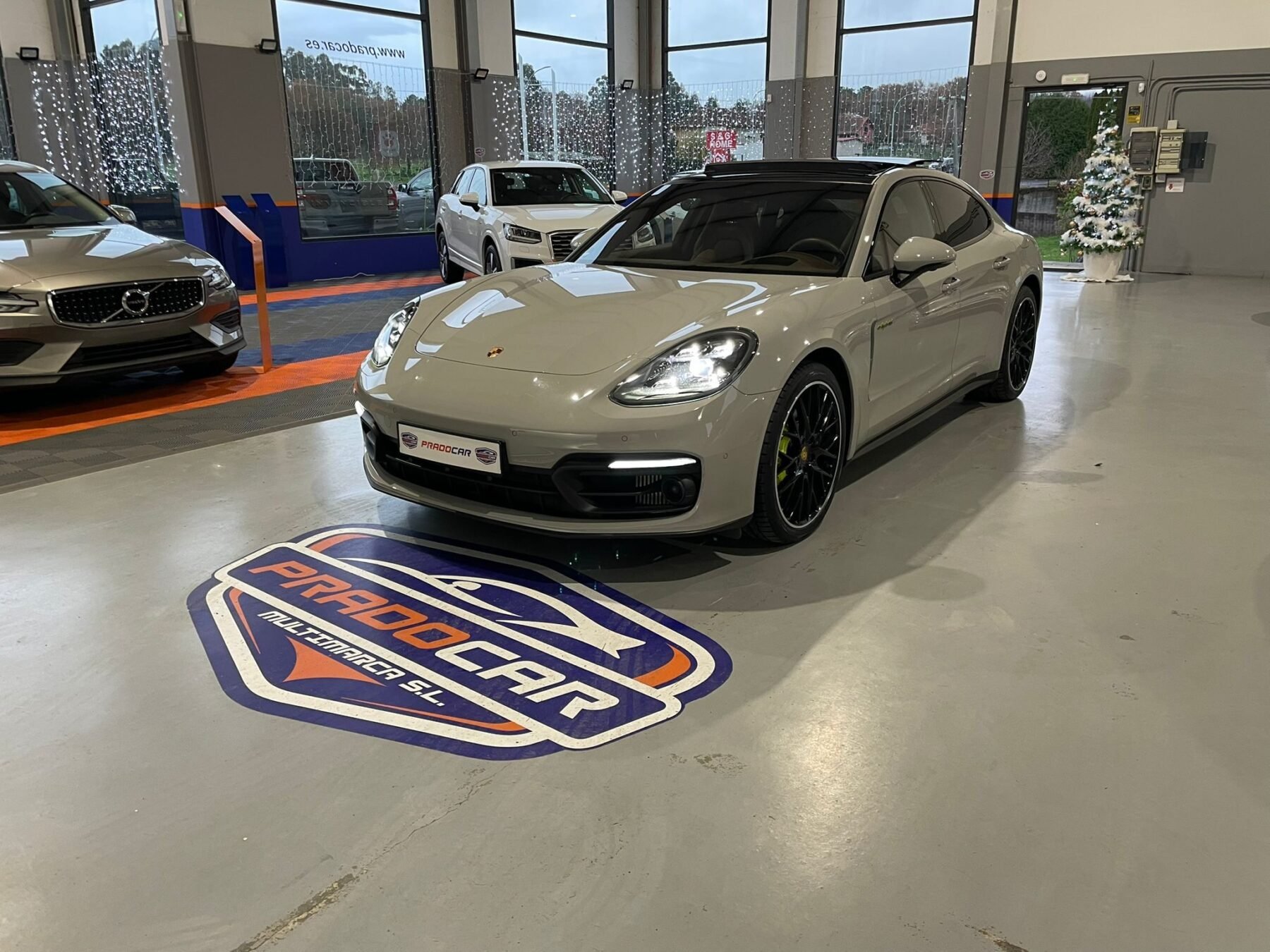 PORSCHE Panamera 4 E-Hybrid Platinum Edition