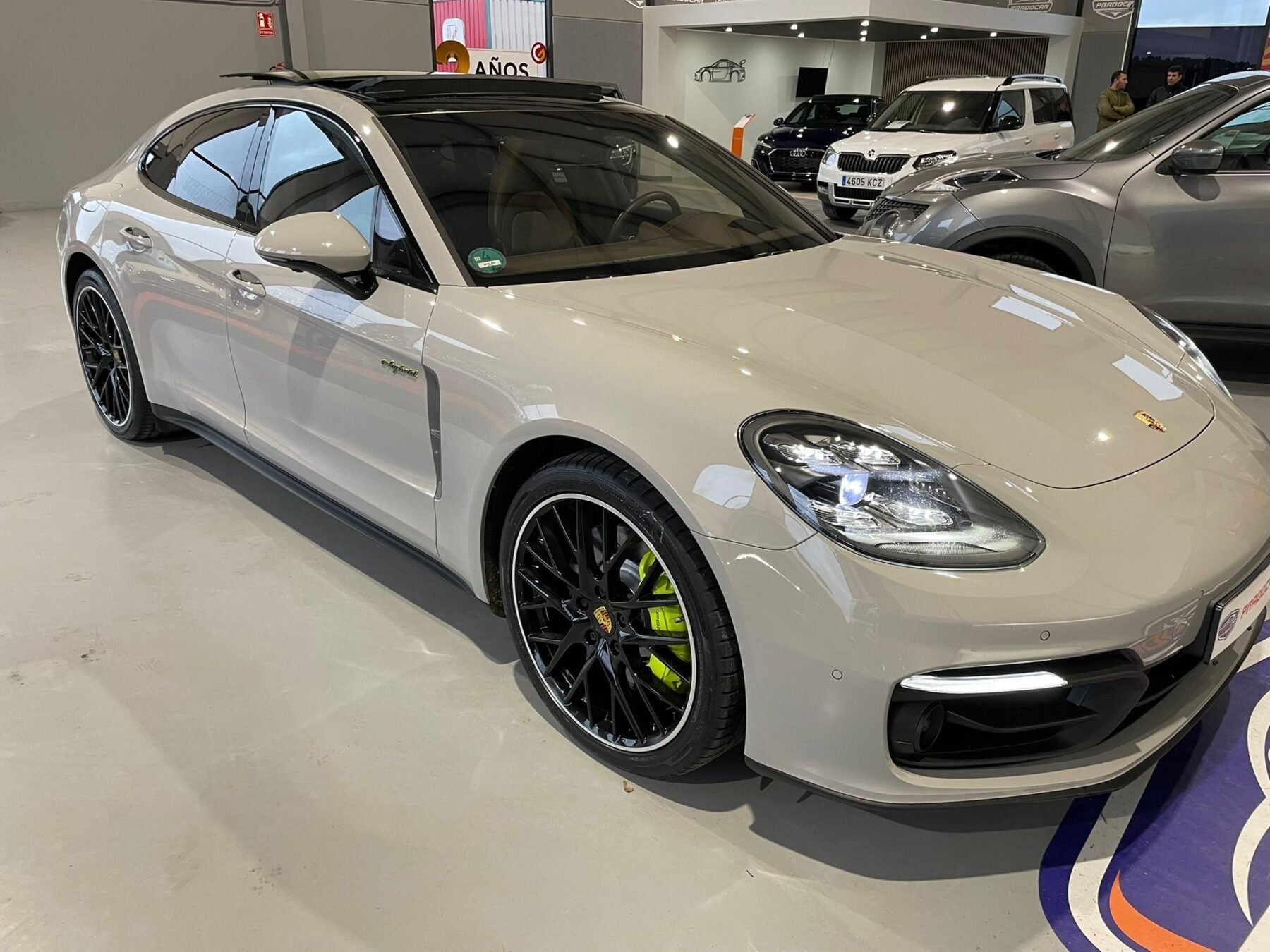 PORSCHE Panamera 4 E-Hybrid Platinum Edition