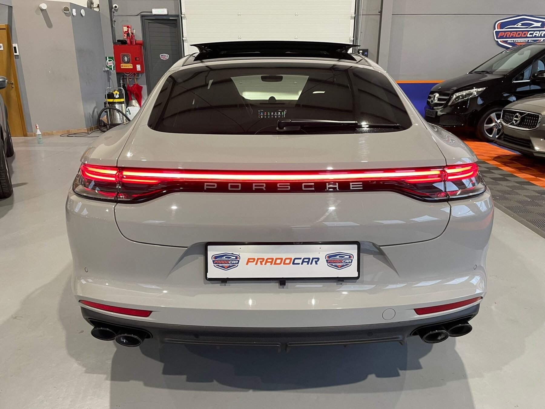 PORSCHE Panamera 4 E-Hybrid Platinum Edition