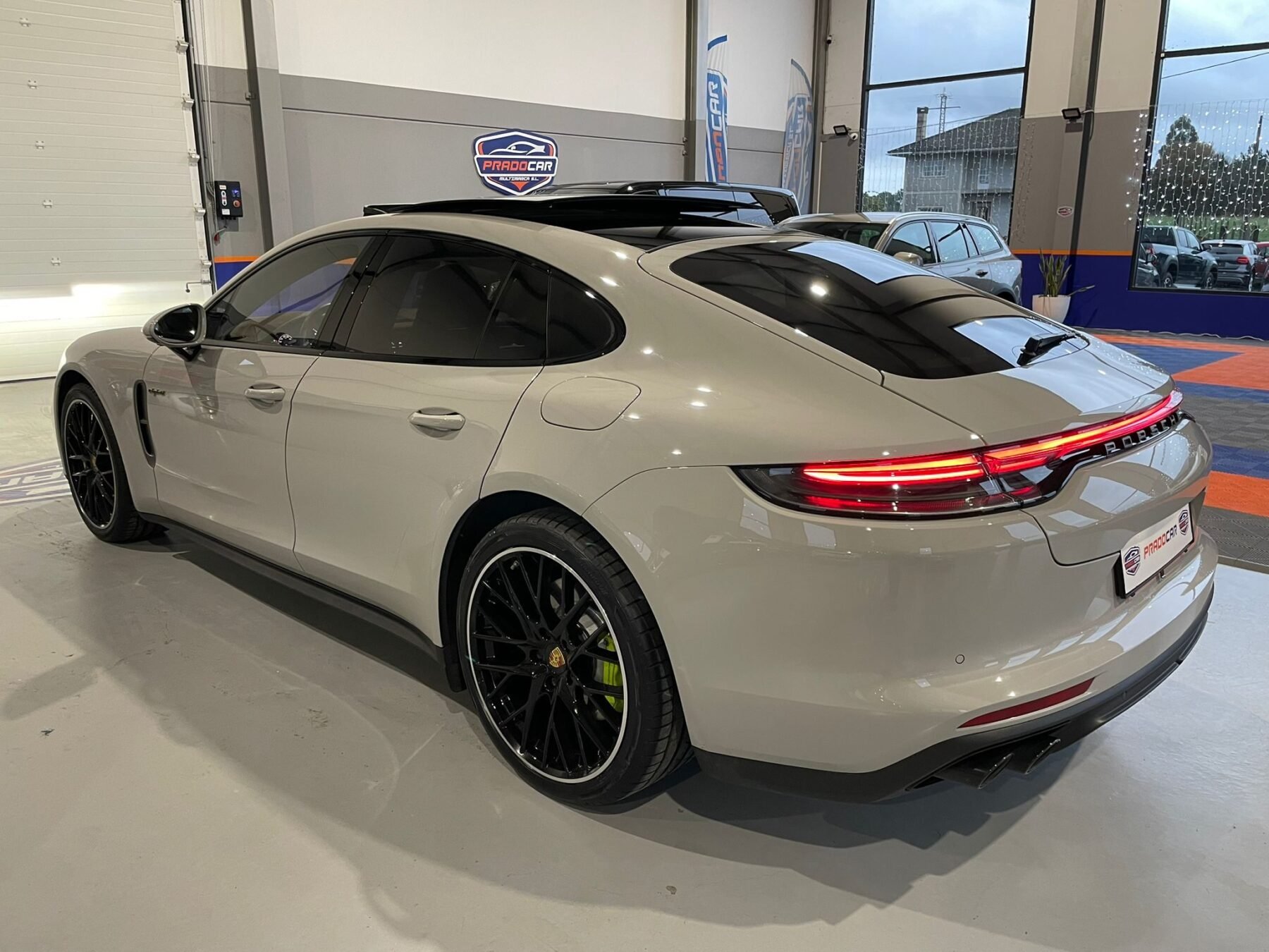 PORSCHE Panamera 4 E-Hybrid Platinum Edition