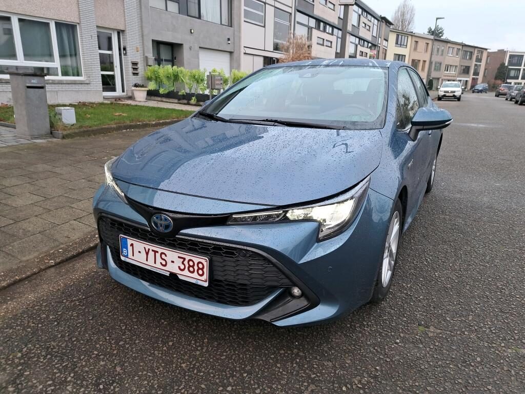 TOYOTA  1.8 e-CVT Híbrido Dinámico Aut. LED