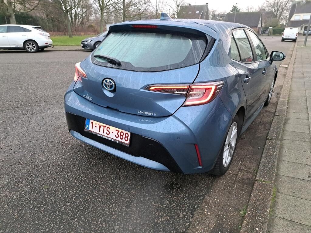 TOYOTA  1.8 e-CVT Híbrido Dinámico Aut. LED