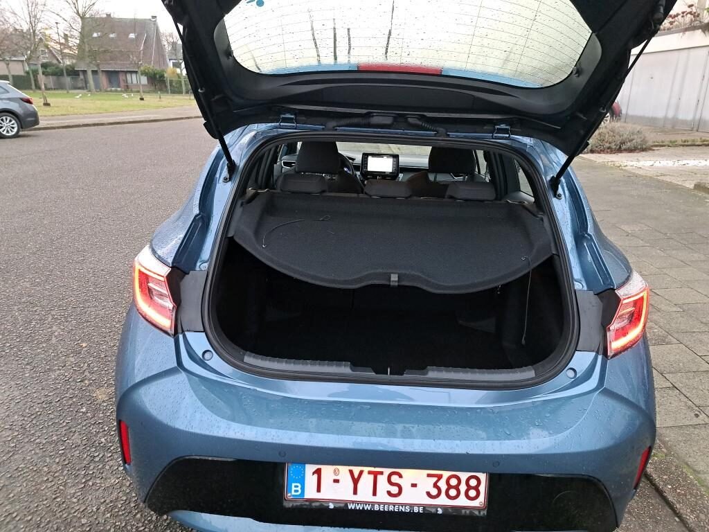 TOYOTA  1.8 e-CVT Híbrido Dinámico Aut. LED