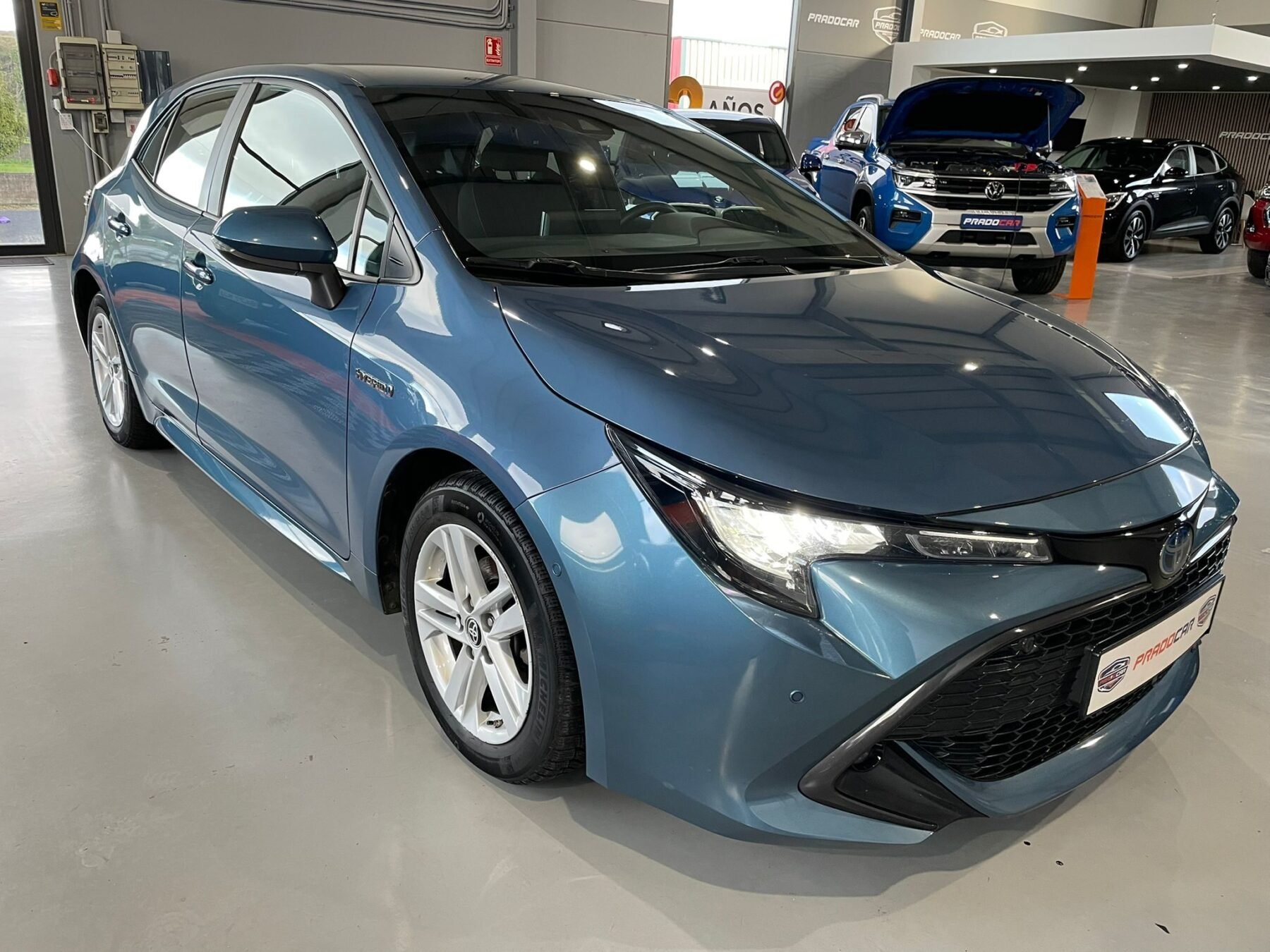 TOYOTA  1.8 e-CVT Híbrido Dinámico Aut. LED