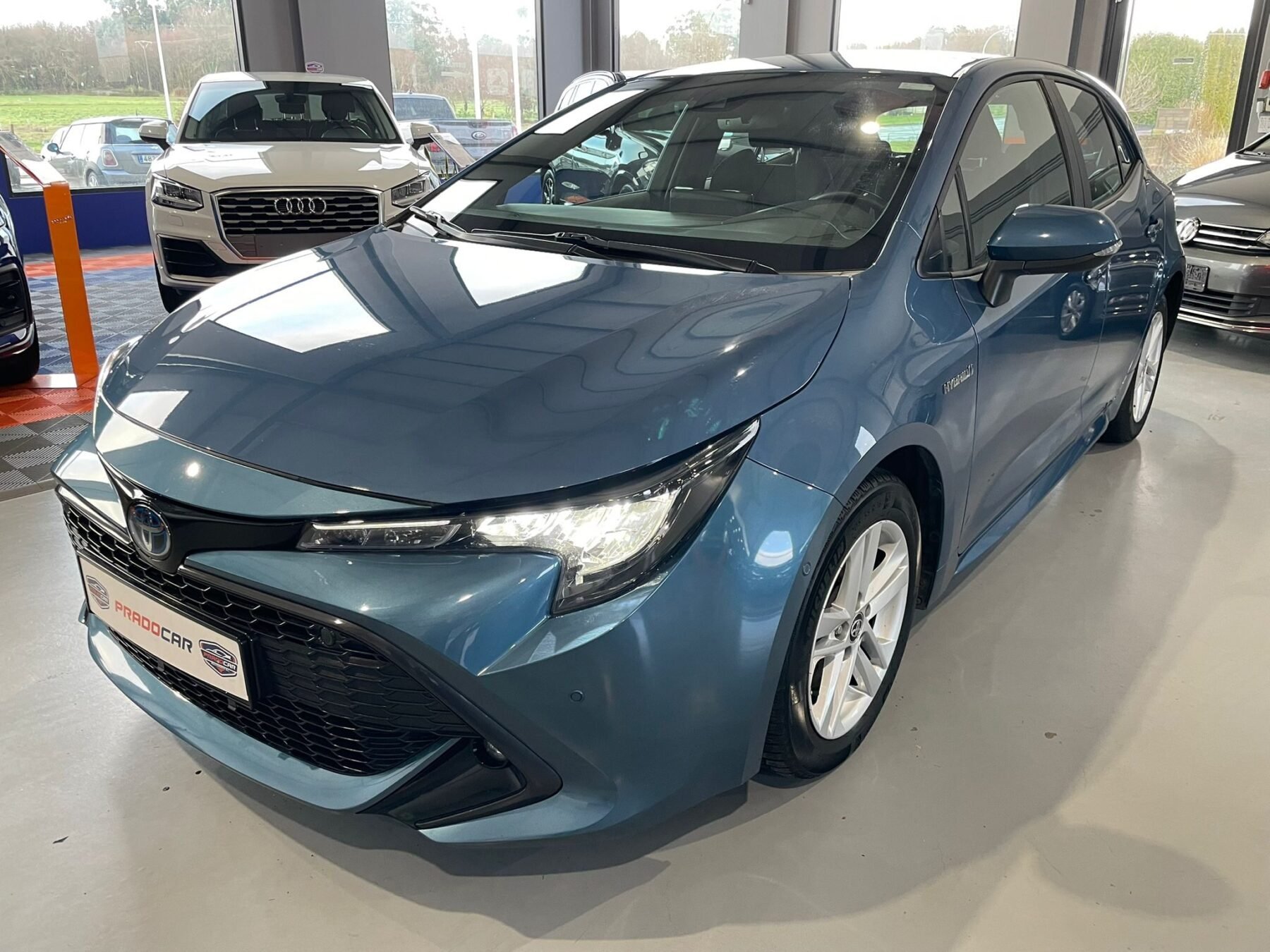 TOYOTA  1.8 e-CVT Híbrido Dinámico Aut. LED