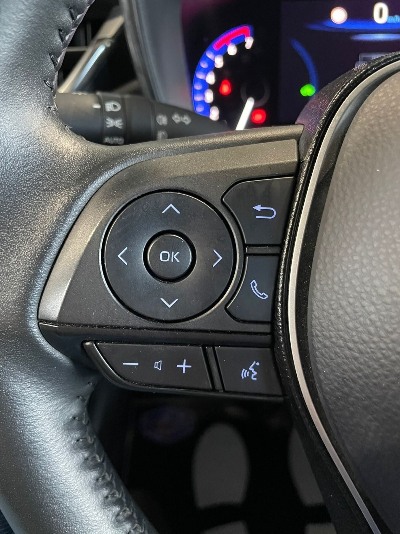 TOYOTA  1.8 e-CVT Híbrido Dinámico Aut. LED