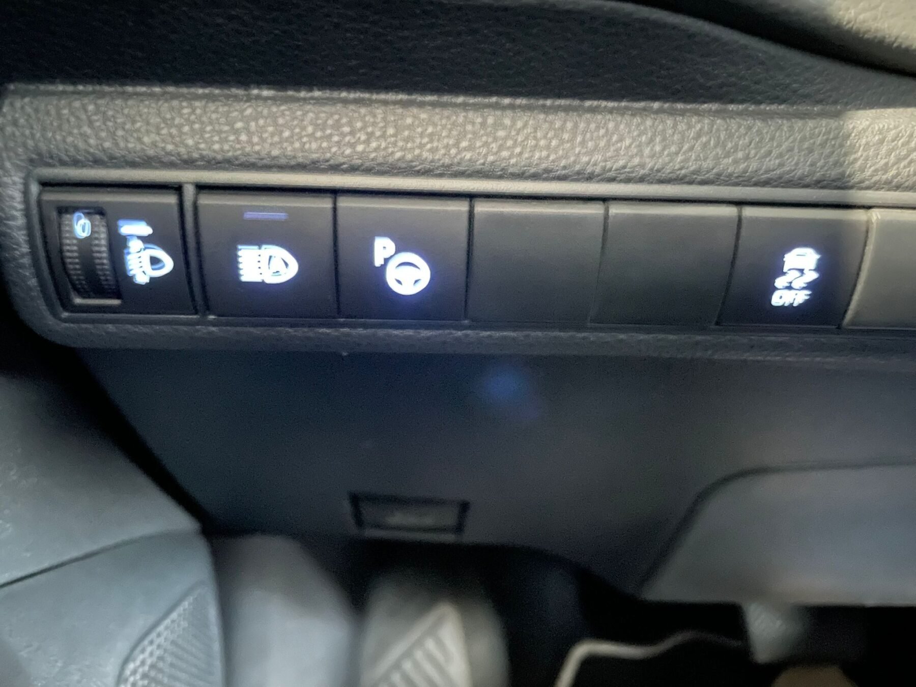 TOYOTA  1.8 e-CVT Híbrido Dinámico Aut. LED