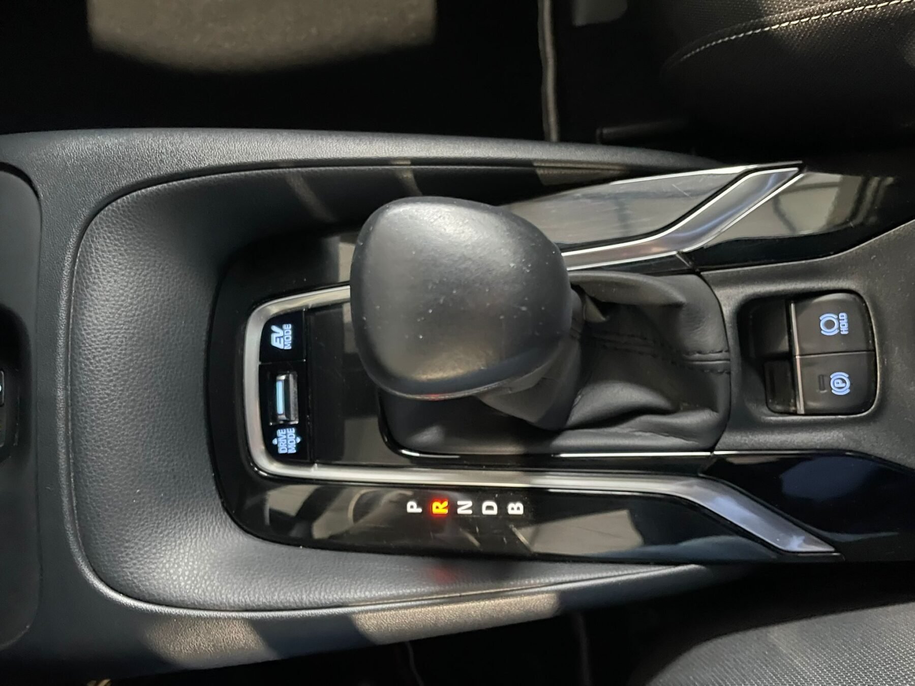 TOYOTA  1.8 e-CVT Híbrido Dinámico Aut. LED