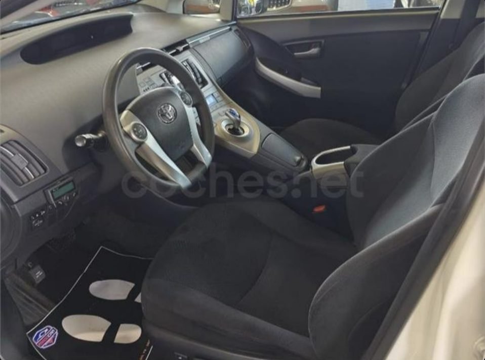 TOYOTA Prius Advance